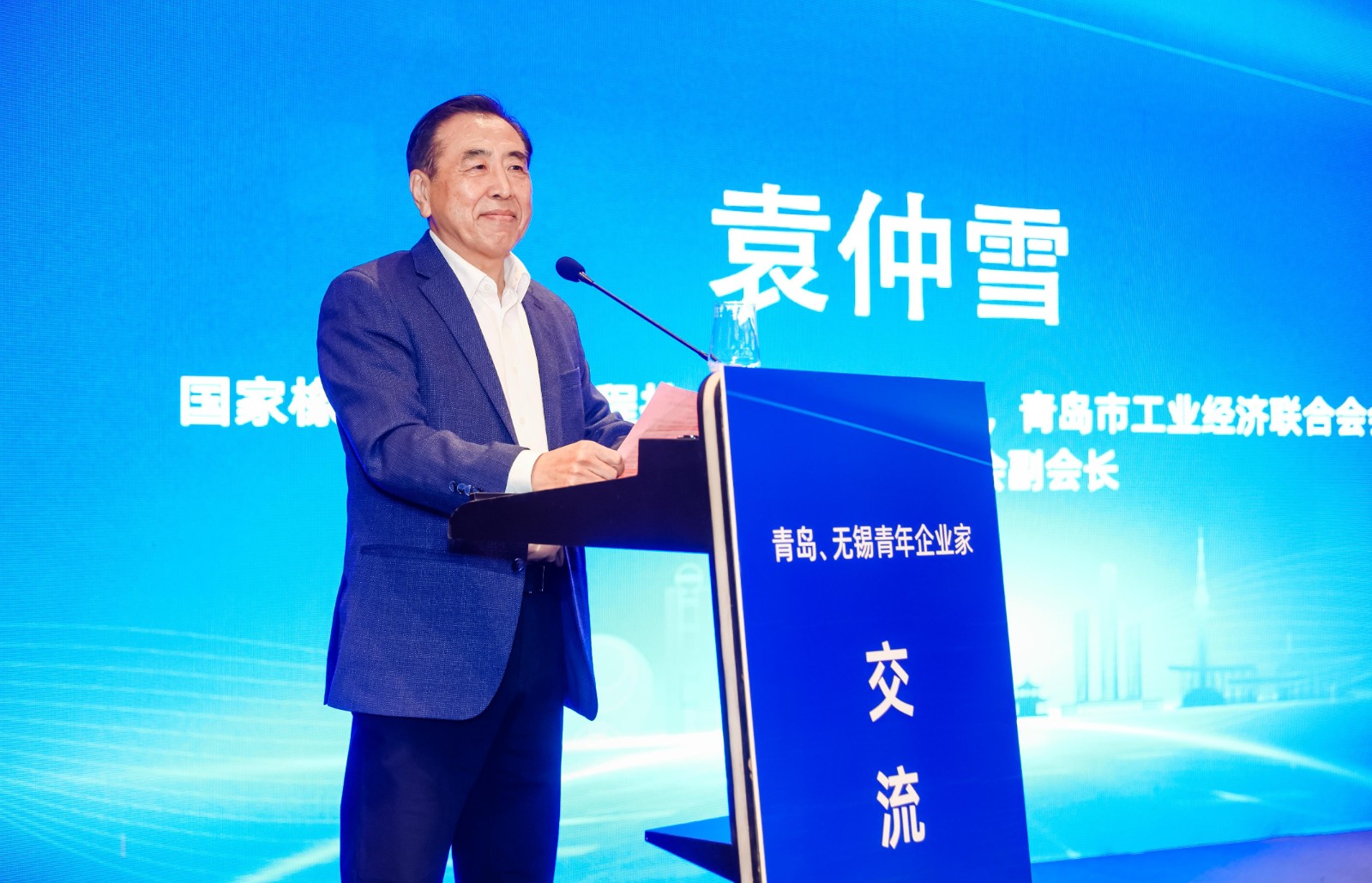 袁會(huì)長祝酒.jpg 袁會(huì)長祝酒.jpg